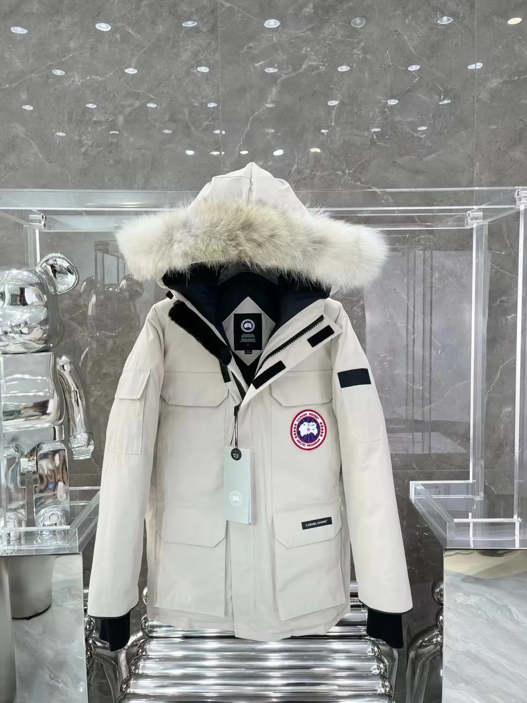 P840 Top version, original top quality Canadian brand Canada Goose has always been recognized as the warmest down jacket. Various Instagram celebrities, Internet celebrities, and celebrities often wear it for street photos. I do Canada Goose every year, but I still can’t get rid of my love for the geese. No matter how cold the weather is, there is no need to be afraid, because there are geese! ! The fur collar is made of top-grade imported coyote fur, which is not comparable to most of the loose and soft raccoon fur and fake fur on the market. The delicate and firm feel of the natural Siberian coyote fur collar is the sense of life that comes from the erosion of wind and frost in nature. The fur collar is removable! Filled with 90% white duck down, Canada Goose is the legendary warmest down jacket and is known as a must-have for Arctic outdoor sports! The most popular down jacket in the world, celebrities are rushing to buy it, it is a must-have! Same style for men and women Size: XS~XXL Ready in stock😍😍